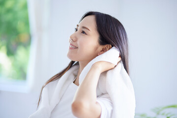 タオルで髪の毛を乾かす健康的な日本人女性の夏のイメージ