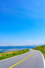 【熊本県】阿蘇の草原に延びる阿蘇パノラマライン