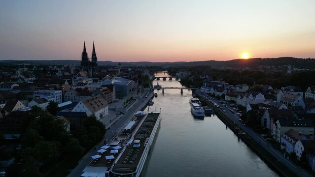 Drohnenaufnahme von Regensburg mit Blick auf den Dom und die Donau bei Sonnenuntergang