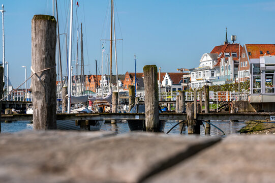 Promenade am Hafen von Travem&uuml;nde als beliebtes Ausflugsziel f&uuml;r Touristen an der Ostsee