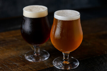 グラスビール　エールビールと黒ビール　クラフトビール