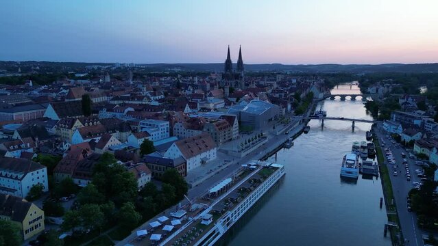 Drohnenaufnahme von Regensburg mit Blick auf den Dom und die historische Altstadt