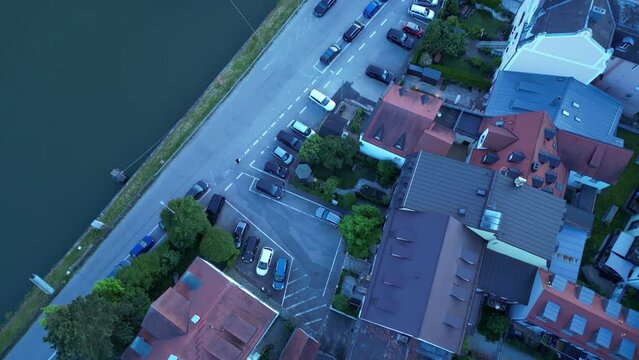 Drohnenaufnahme von Regensburg mit Blick auf den Dom und die historische Altstadt