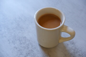 朝に美味しいミルク入りのコーヒー