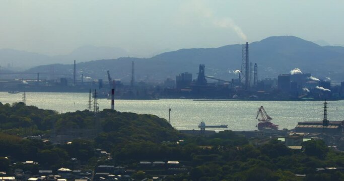 タワーの上から見る山口県下関の街並みと北九州の工場地帯