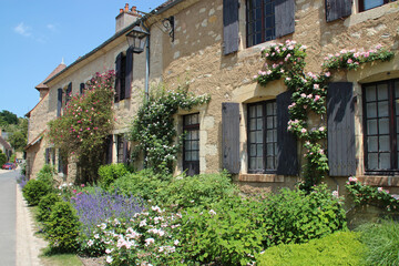 Fototapeta na wymiar old stone house in a village in apremont-sur-allier in france 