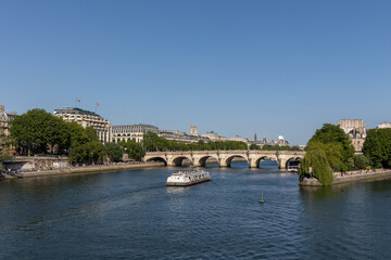 Fototapeta premium Paris bateau de tourisme sur la seine, vue sur le pont neuf