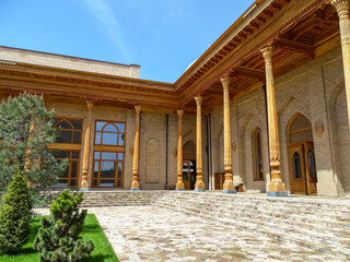 Building with wooden columns in Tashkent