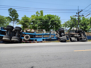 Traffic accident A trailer overturned on the side of the road is dangerous. The cause may be caused by the driver falling asleep or being drunk or driving recklessly.