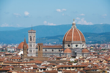 Fototapeta na wymiar Santa Maria del Fiore with its huge Brunelleschi's dome and Giotto's Bell Tower lost in narrow old Florence city streets. Day view from Piazzale Michelangelo, Toscana, Italy.