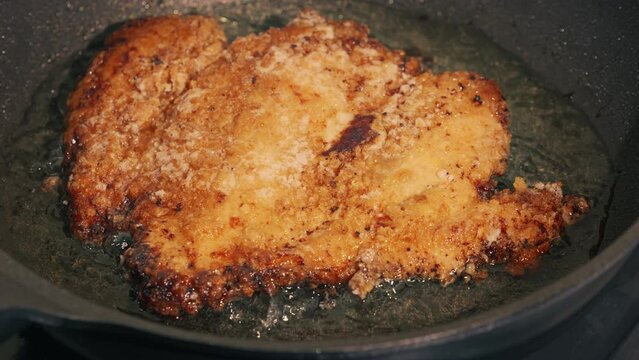 【料理】チキンカツを油で揚げる様子