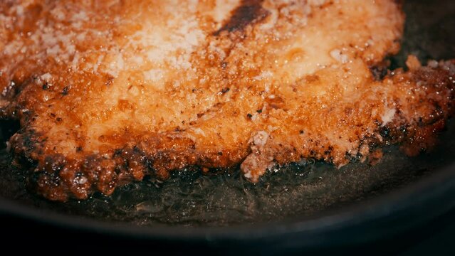 【料理】チキンカツを油で揚げる様子　スローモーション