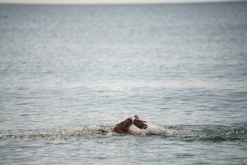 Fototapeta premium Man swimming in the ocean