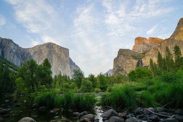 Fototapeta na wymiar Beautiful scenic view from the Yosemite Valley View