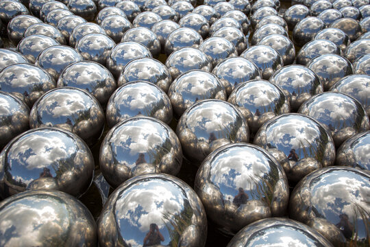 Inhotim, Minas Gerais, Brasil: Maio 2023: Narcissus Garden, artista Yayoi Kusama,  Esferas de a&ccedil;o inoxid&aacute;vel, Inhotim