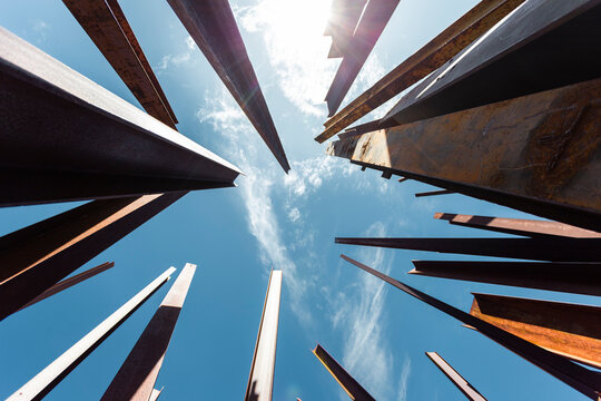 Inhotim, Minas Gerais, Brasil: Maio 2023: Obra de Chris Burden, Beam Drop Inhotim