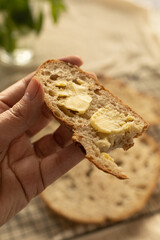 Pão rustico com manteiga no café da manhã