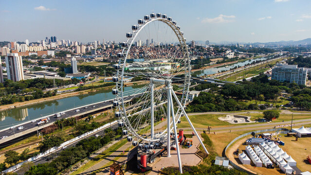 Roda gigante pr&oacute;ximo a marginal pinheiros captada do alto por um drone em S&atilde;o Paulo. 