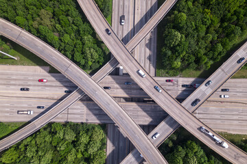 An aerial view of a highway intersection with a traffic intersection.