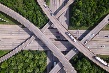 An aerial view of a highway intersection with a traffic intersection.
