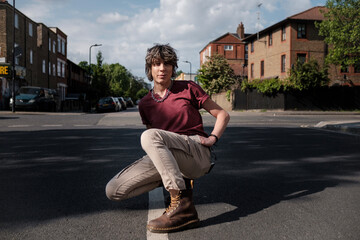 Obraz premium Non-binary female posing in the middle of a road.