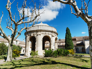 Obraz premium Historic monumental well inside carthusian monastery of Chartreuse of Villeneuve-lès-Avignon, France