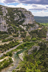 Fototapeta na wymiar Fleuve de l'Hérault depuis les falaises formant les Gorges de l'Hérault
