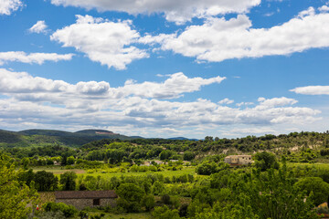 Obraz premium Paysage vers le sud depuis le village d'Agonès, avec l'Eglise Saint-Saturnin