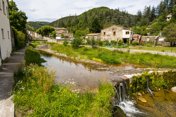 Fototapeta na wymiar Petite rivière de la Crenze traversant le village de Saint-Laurent-le-Minier