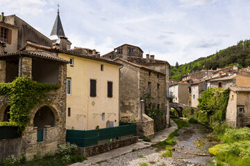 Fototapeta na wymiar Village de Saint-Laurent-le-Minier autour de la rivière de la Crenze
