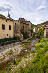Fototapeta na wymiar Village de Saint-Laurent-le-Minier autour de la rivière de la Crenze