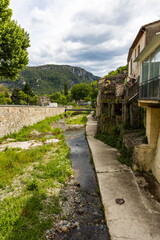 Petite rivière de la Crenze traversant le village de Saint-Laurent-le-Minier