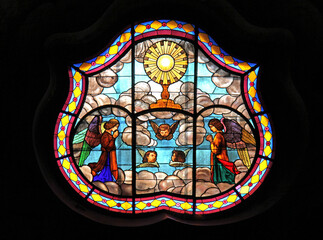 Chiesa dell'abbazia olivetana di Rodengo Saiano; Angeli in adorazione dell'Eucaristia; vetrata