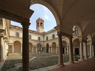 il Chiostro della Cisterna dell'abbazia olivetana di Rodengo Saiano