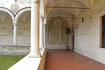 il Chiostro grande dell'abbazia olivetana di Rodengo Saiano, con falsa architettura dipinta