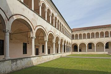 Fototapeta na wymiar il Chiostro grande dell'abbazia olivetana di Rodengo Saiano