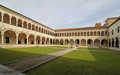 Fototapeta na wymiar il Chiostro grande dell'abbazia olivetana di Rodengo Saiano