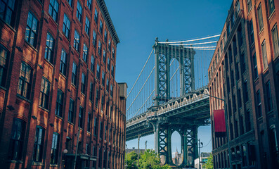 Blick auf einen der Türme der Manhattan Bridge von den Straßen des DUMBO-Viertels, Brooklyn, NYC