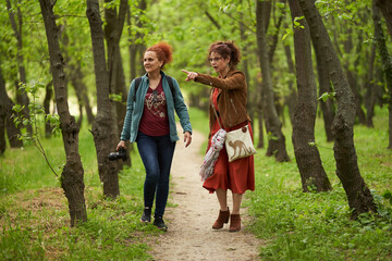 Obraz premium Woman photographer and mature female model in park