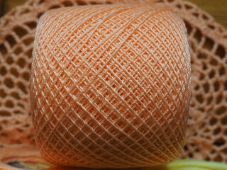smooth interweaving of threads in a ball