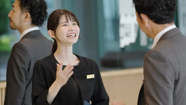 客を案内するホテルスタッフ