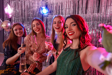 Young women drinking champagne on prom night © Pixel-Shot