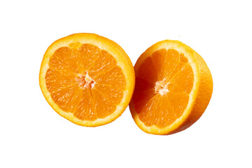 Naranja jugosa en mitades, aislada sobre fondo blanco
