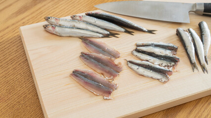 カタクチイワシをおろす　イメージ