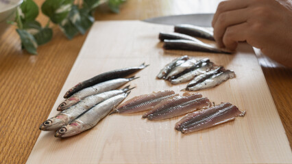 カタクチイワシをおろす　イメージ