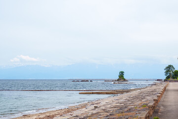 海に大きな岩が浮かんでいる景色 高岡雨晴海岸 A view of a large rock floating in the sea Takaoka Amaharashi Beach