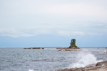 海に大きな岩が浮かんでいる景色 高岡雨晴海岸 A view of a large rock floating in the sea Takaoka Amaharashi Beach