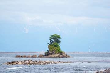 海に大きな岩が浮かんでいる景色 高岡雨晴海岸 A view of a large rock floating in the sea Takaoka Amaharashi Beach