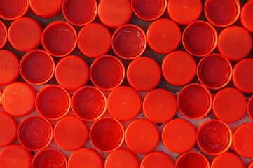 Nakrętki do butelek pet - czerwone nakrętki, recykling, ekologiczne wykorzystanie nakrętek © Adam Bialek