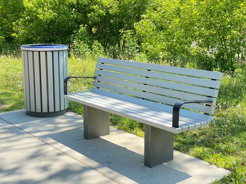Banc de parc dans une air d'attente &agrave; la gare proche d'un corbeille &agrave; d&eacute;chets. Mobilier publique pour se reposer en attendant les transports en commun. Propret&eacute; des lieux.